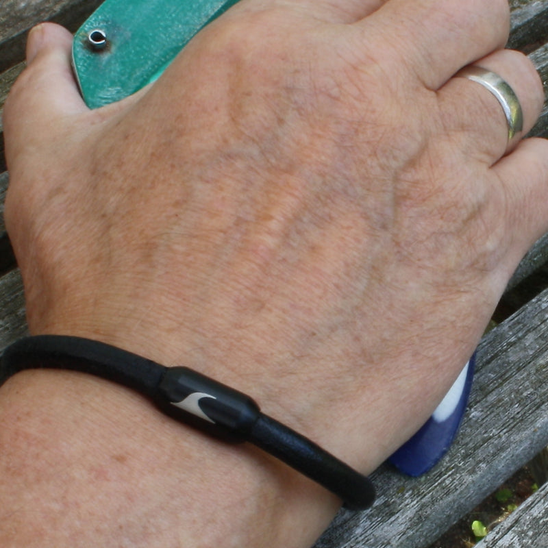WAVEPIRATE Armband SYLT. Der Klassiker! Handgefertigt in Hamburg aus Leder oder Segeltau in sehr vielen verschiedenen Farben und Längen. Geliefert in schöner Metall-Präsentbox.