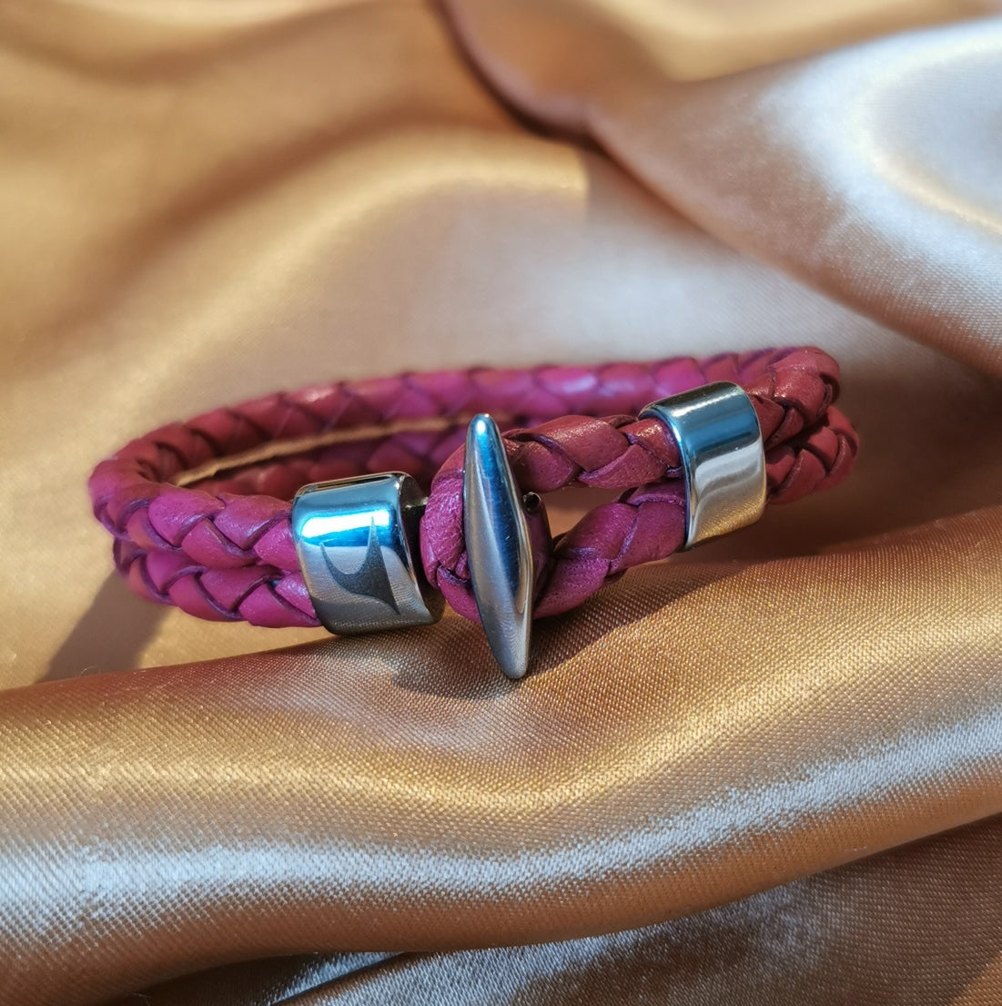 Leder-Armband-Damen-Aruba-himbeer-geflochten-Edelstahlverschluss-detail-wavepirate-shop-f-1