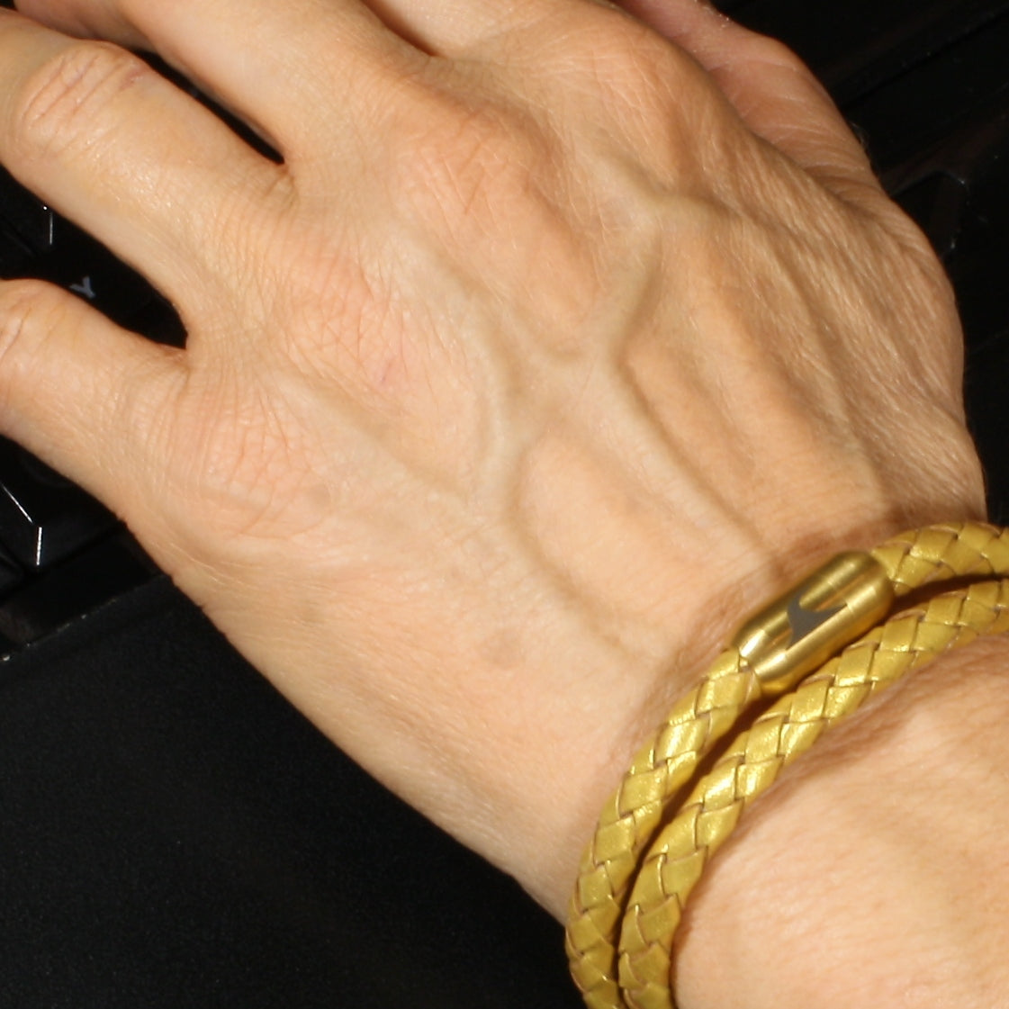 Leder-Armband-Damen-hawaii-gold-geflochten-Edelstahlverschluss-getragen-wavepirate-shop-f