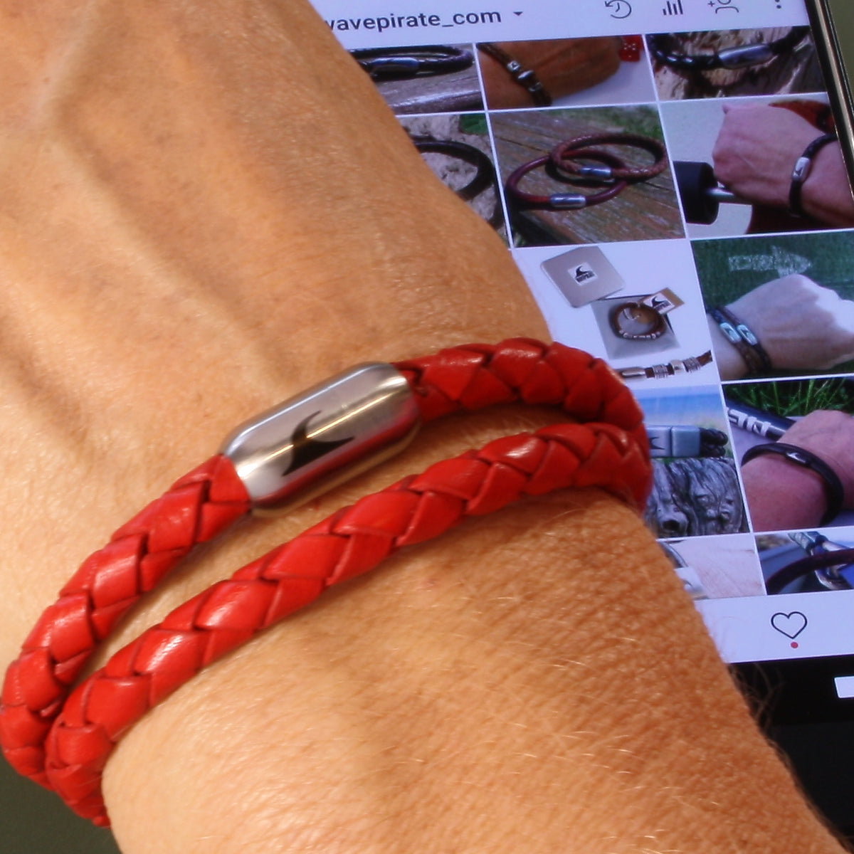 Leder-Armband-Damen-hawaii-rot-geflochten-Edelstahlverschluss-getragen-wavepirate-shop-f