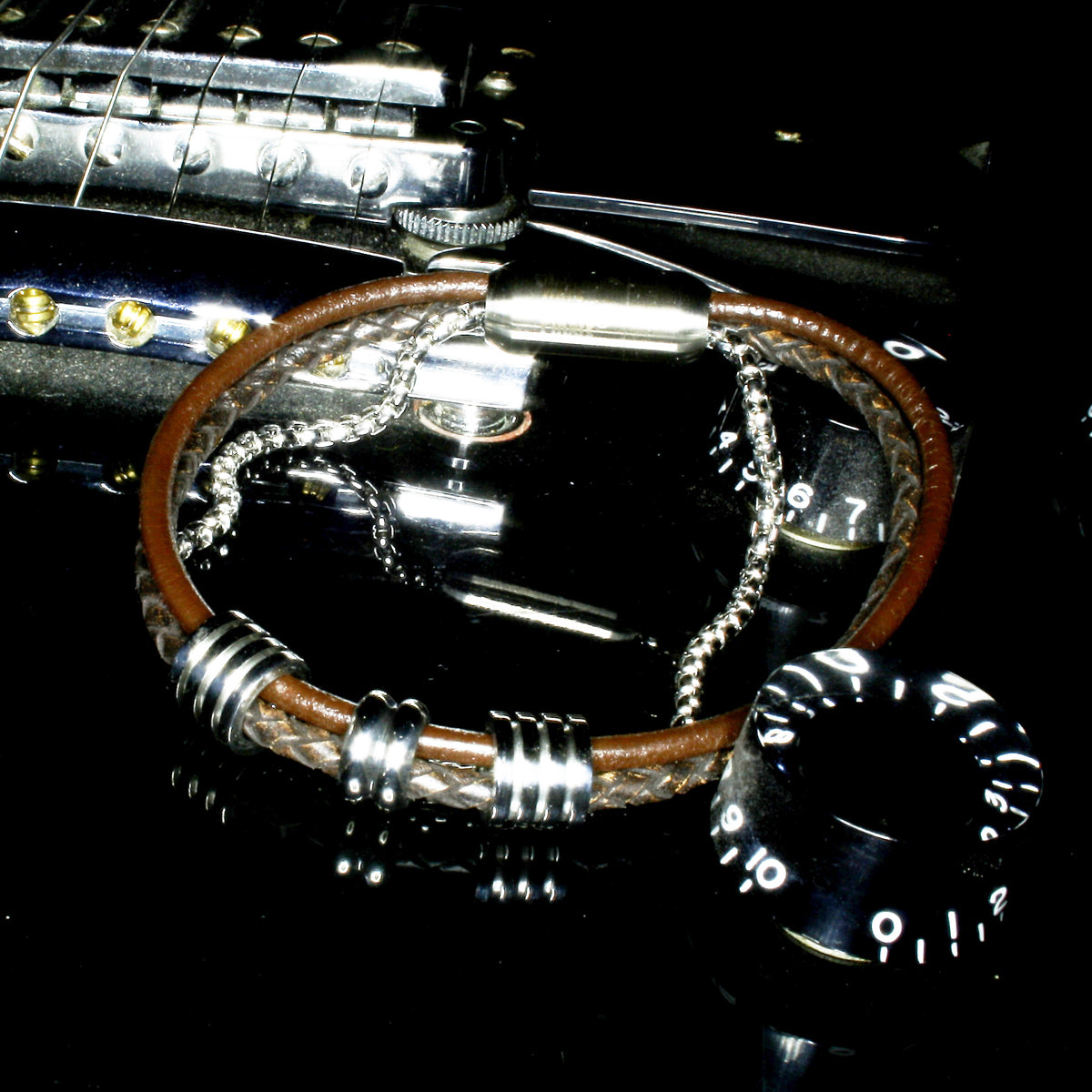 Leder-Armband-Edelstahlkette-Herren-Lex-Braun-geflochten-Edelstahlverschluss-detail-wavepirate-shop-r