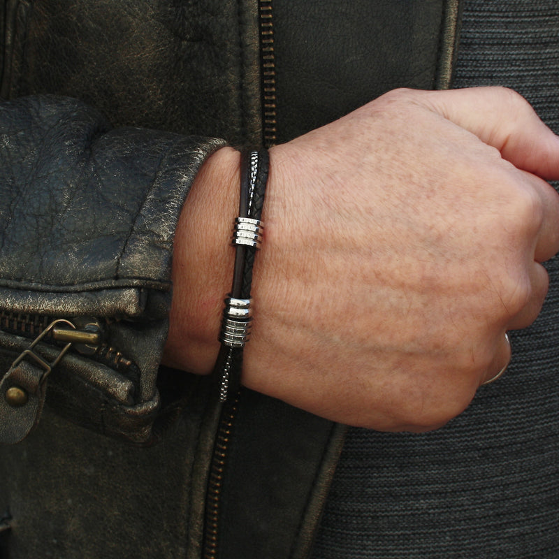 Leder-Armband-Edelstahlkette-Herren-Lex-Braun-geflochten-Edelstahlverschluss-getragen-wavepirate-shop-r