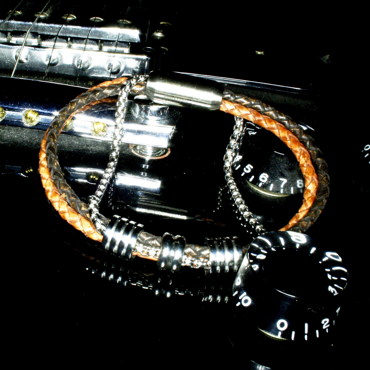 Leder-Armband-Edelstahlkette-Herren-Lex-Cognac-braun-geflochten-Edelstahlverschluss-detail-wavepirate-shop-ff