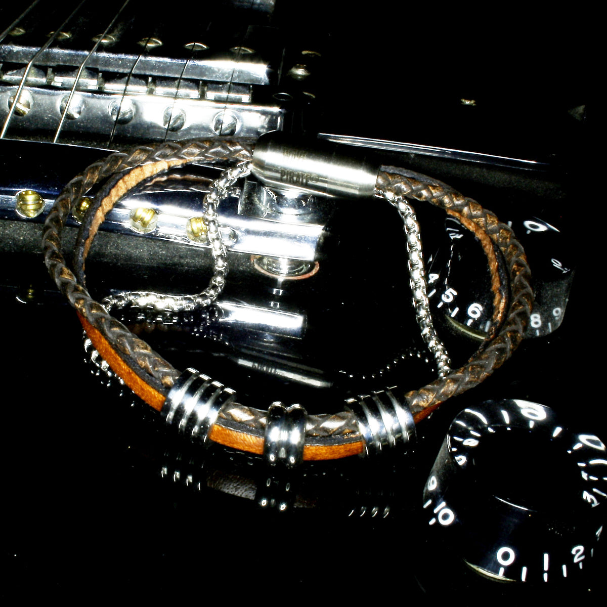 Leder-Armband-Edelstahlkette-Herren-Lex-Cognac-braun-geflochten-Edelstahlverschluss-detail-wavepirate-shop-fr