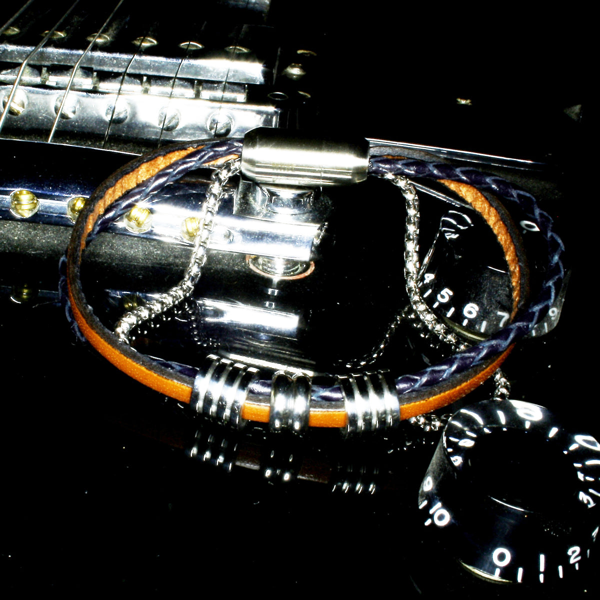 Leder-Armband-Edelstahlkette-Herren-Lex-Cognac-schwarz-geflochten-Edelstahlverschluss-detail-wavepirate-shop-fr