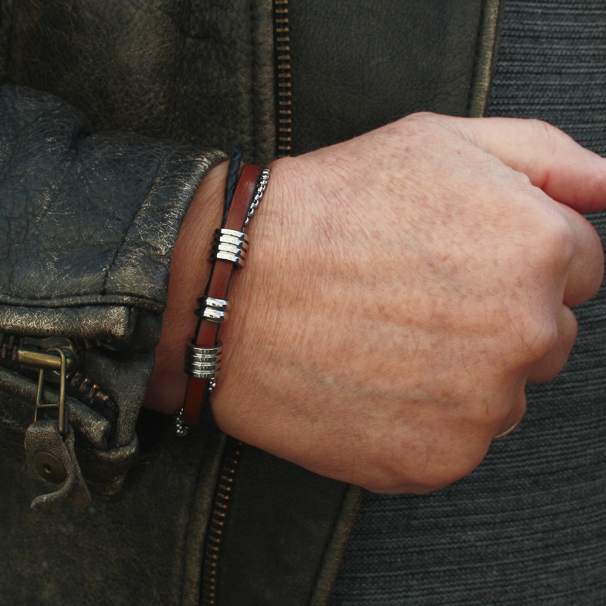 Leder-Armband-Edelstahlkette-Herren-Lex-Cognac-schwarz-geflochten-Edelstahlverschluss-getragen-wavepirate-shop-fr