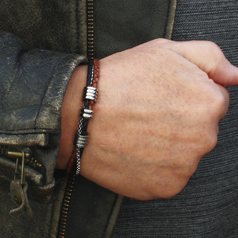 Leder-Armband-Edelstahlkette-Herren-Lex-Cognac-schwarz-geflochten-Edelstahlverschluss-getragen-wavepirate-shop-r