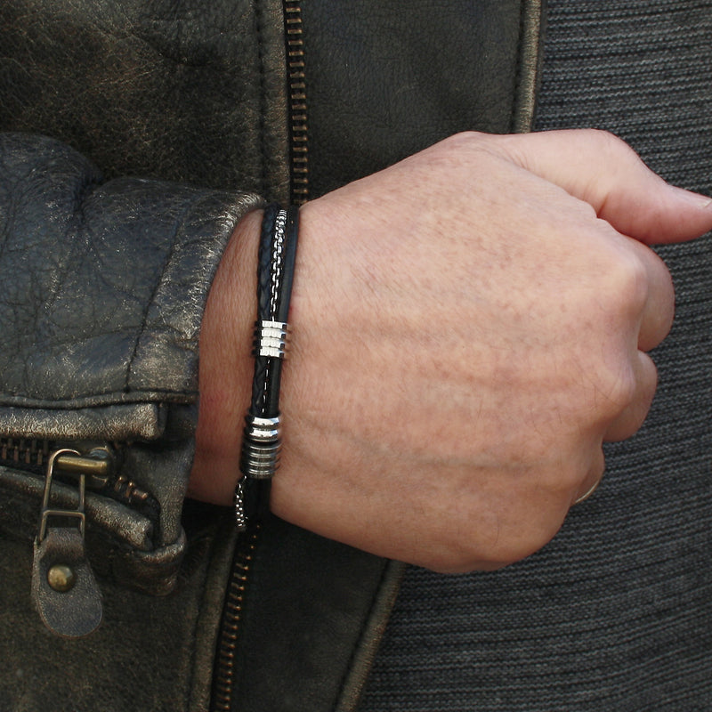 Leder-Armband-Edelstahlkette-Herren-Lex-Schwarz-geflochten-Edelstahlverschluss-getragen-wavepirate-shop-r