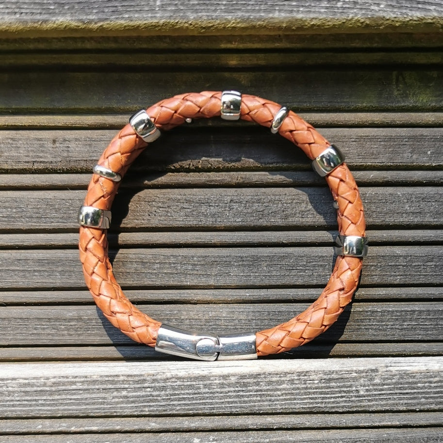 Leder-Armband-Herren-Afrika-cognac-geflochten-Edelstahlverschluss-detail-wavepirate-shop-f