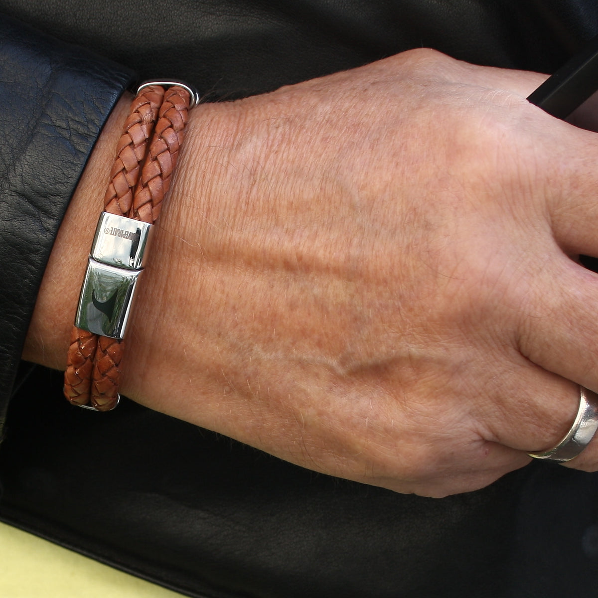 Leder-Armband-Herren-Afrika-cognac-geflochten-Edelstahlverschluss-getragen-wavepirate-shop-f-1