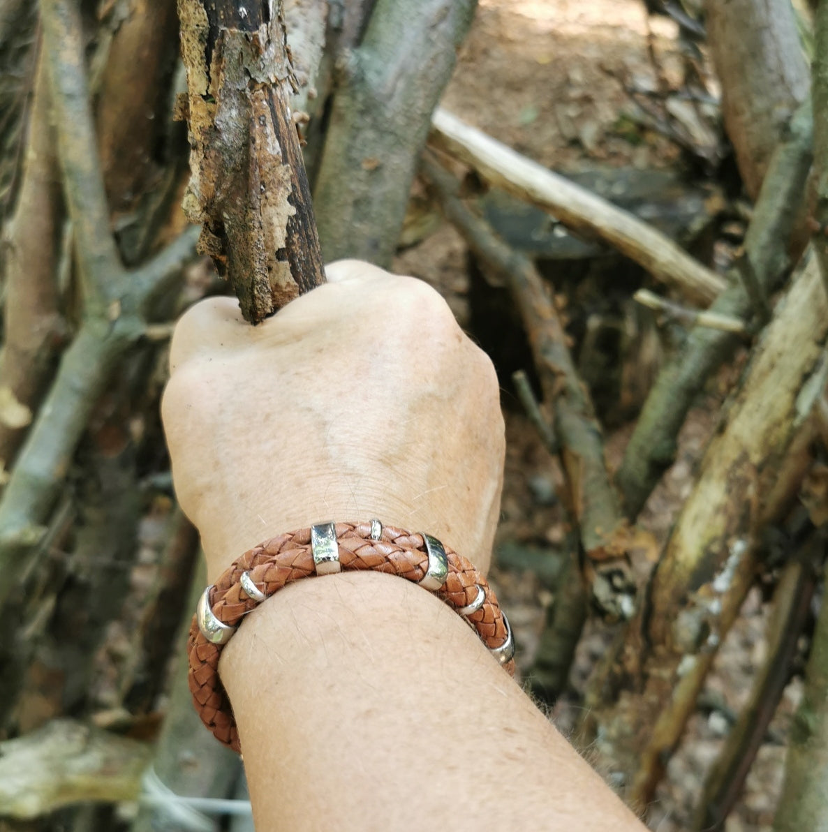 Leder-Armband-Herren-Afrika-cognac-geflochten-Edelstahlverschluss-getragen-wavepirate-shop-f1