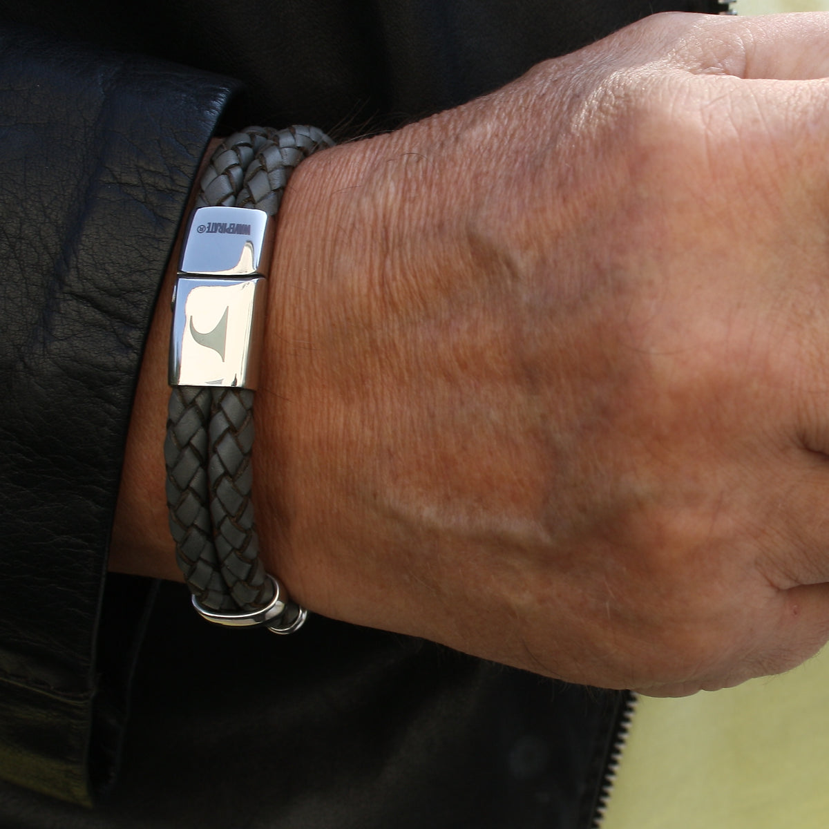 Leder-Armband-Herren-Afrika-grau-geflochten-Edelstahlverschluss-getragen-wavepirate-shop-f-1