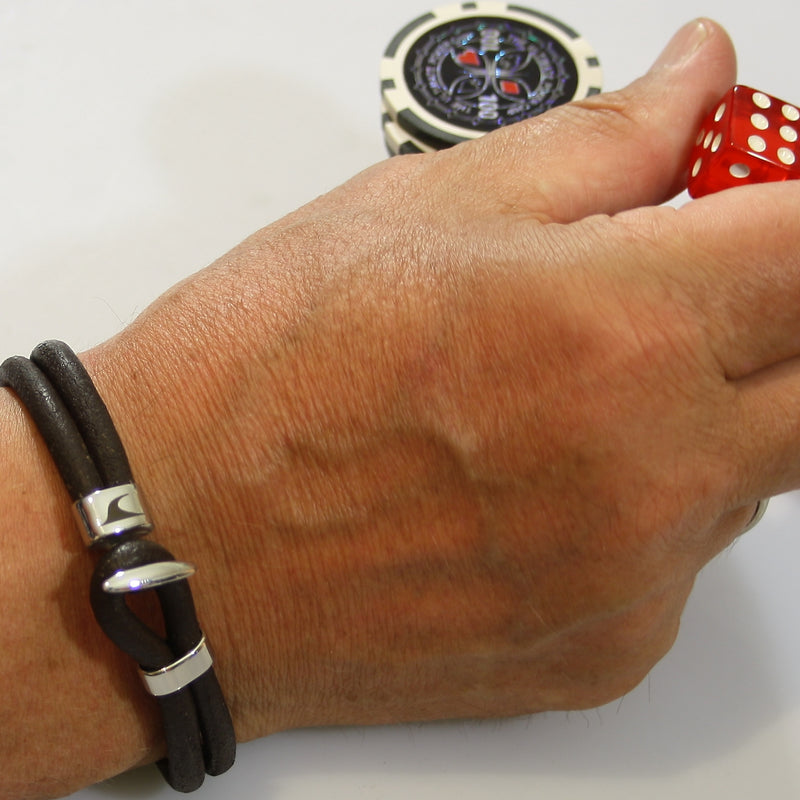 Leder-Armband-Herren-Aruba-braun-massiv-Edelstahlverschluss-getragen-wavepirate-shop-r