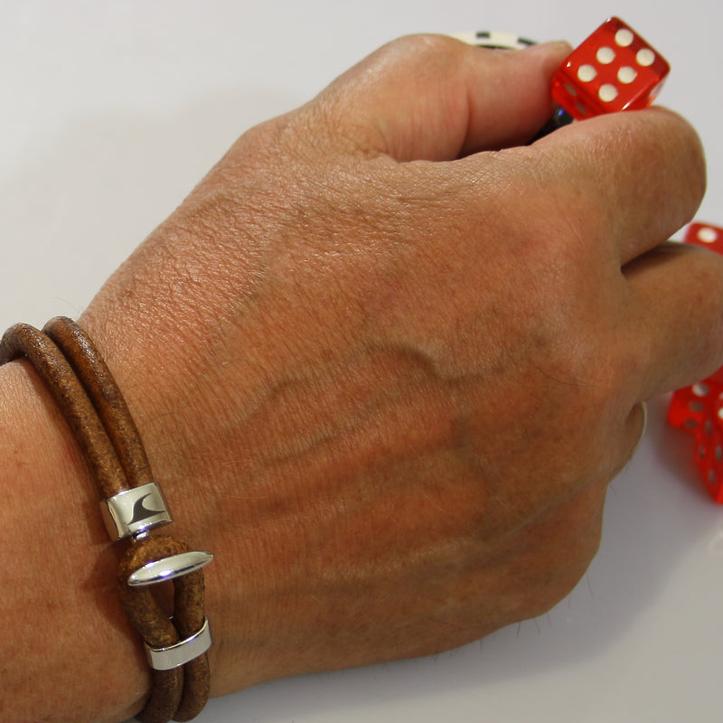 Leder-Armband-Herren-Aruba-cognac-massiv-Edelstahlverschluss-getragen-wavepirate-shop-r