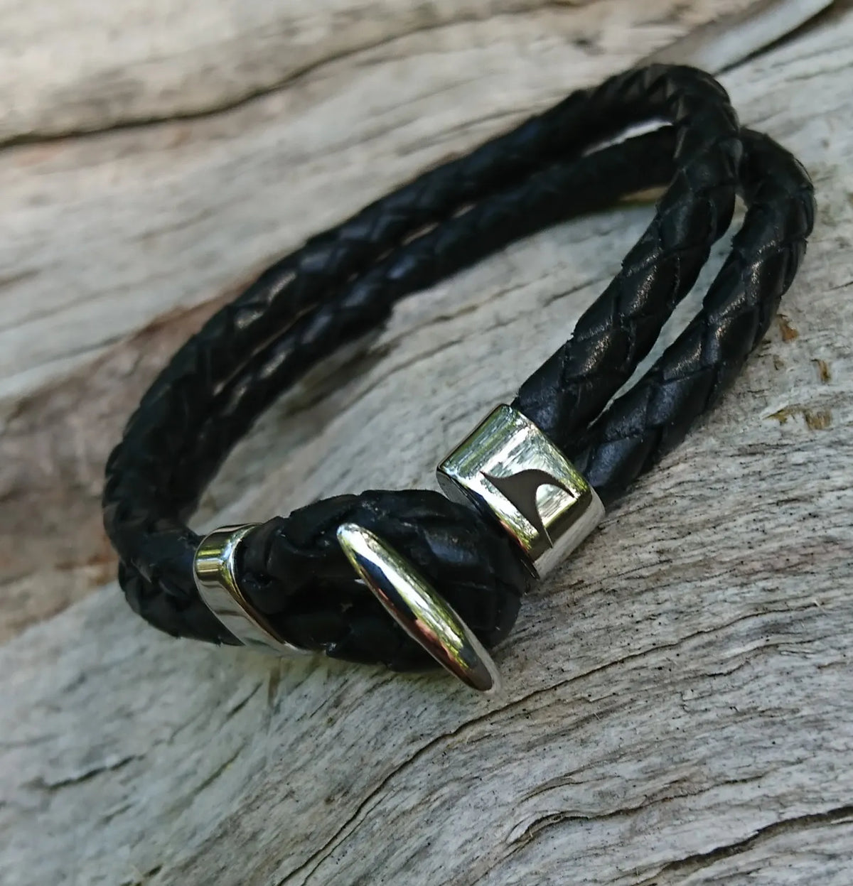 Leder-Armband-Herren-Aruba-schwarz-geflochten-Edelstahlverschluss-detail-wavepirate-shop-f