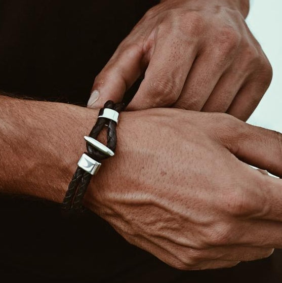 Leder-Armband-Herren-Aruba-schwarz-geflochten-Edelstahlverschluss-getragen-wavepirate-shop-f-3