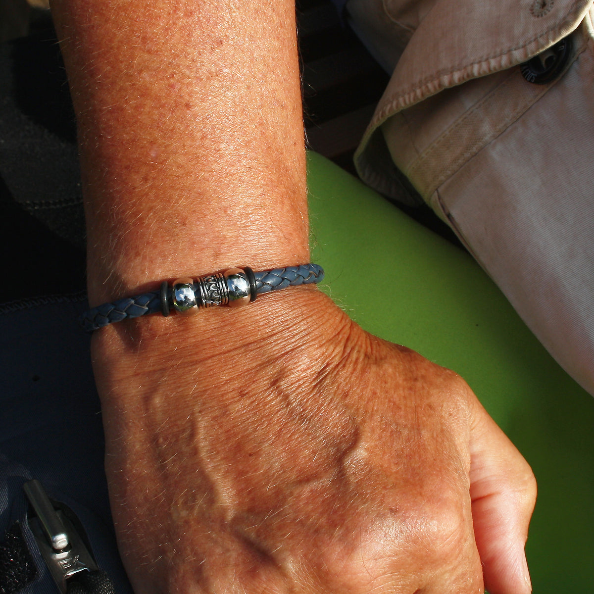 Leder-Armband-Herren-Damen-atoll-blau-geflochten-Edelstahlverschluss-getragen-wavepirate-shop-f