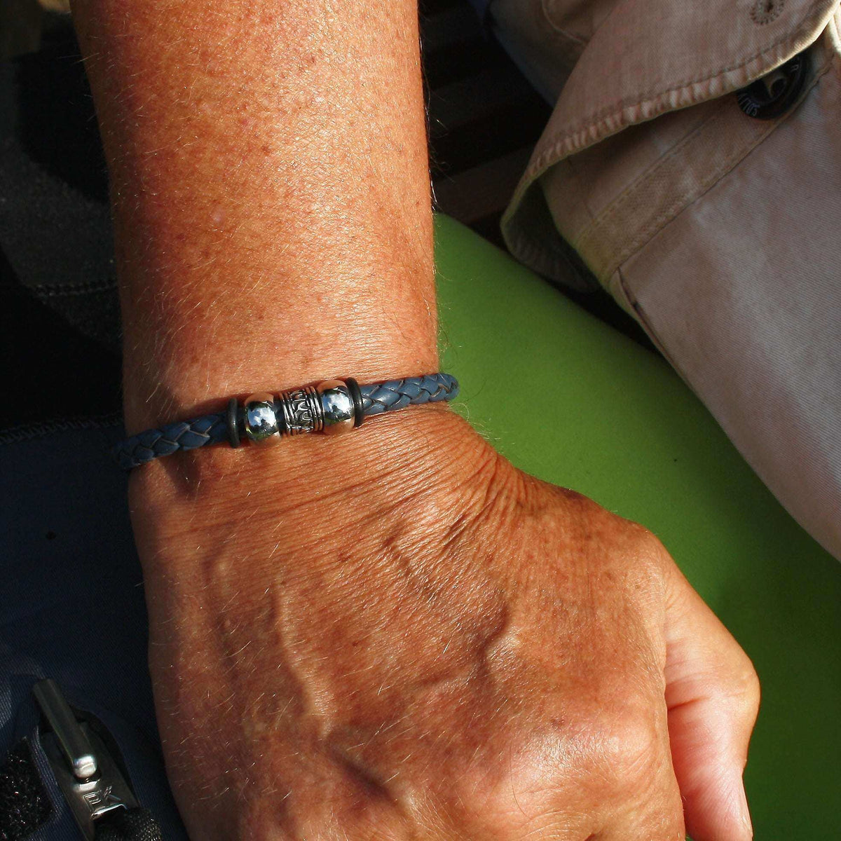 Leder-Armband-Herren-Damen-atoll-blau-geflochten-Edelstahlverschluss-getragen-wavepirate-shop-f