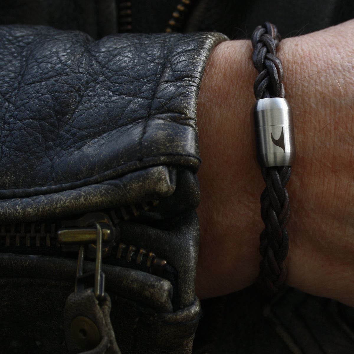 Leder-Armband-Herren-Fuerte-Braun-geflochten-Edelstahlverschluss-getragen-wavepirate-shop-zo