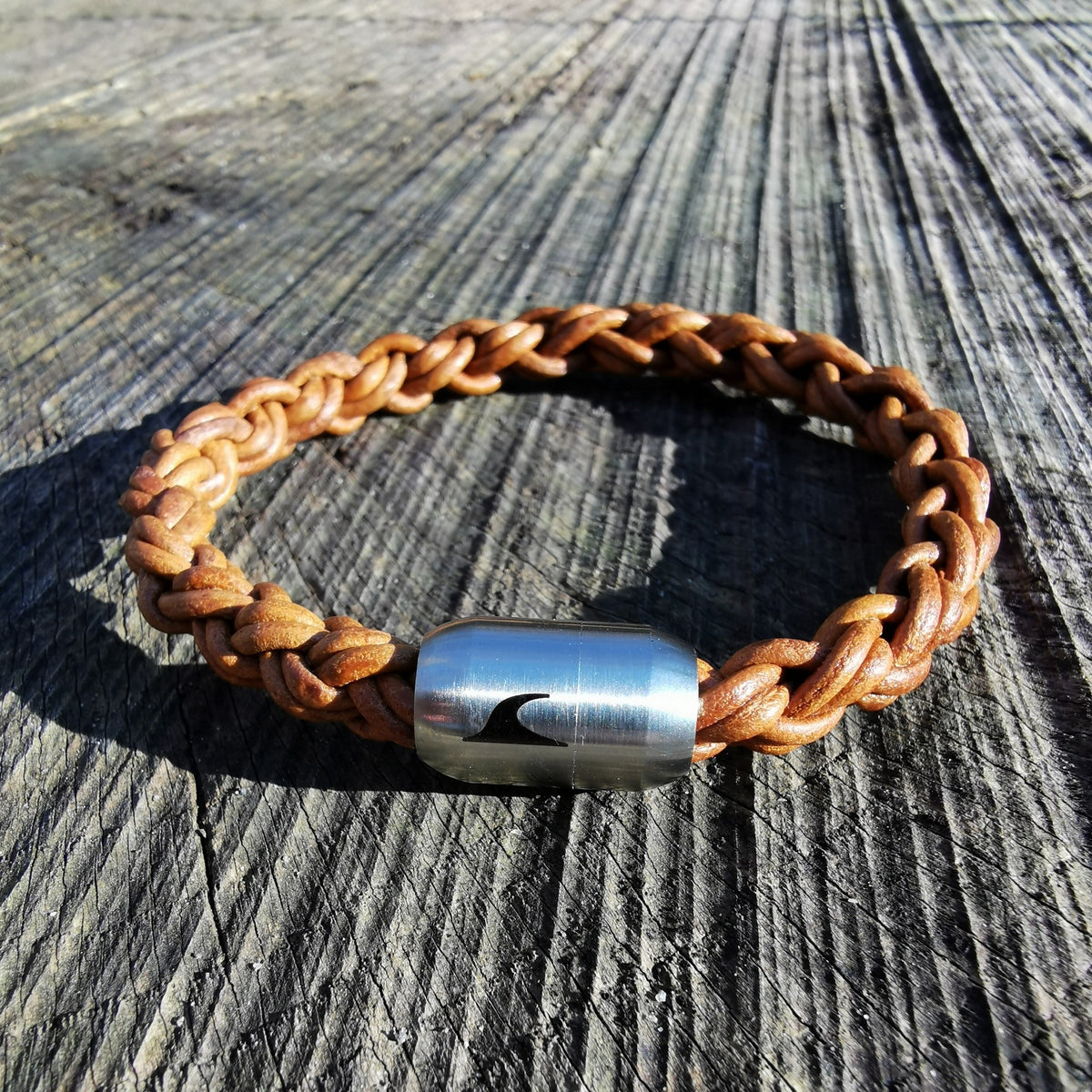 Leder-Armband-Herren-Fuerte-Cognac-geflochten-Edelstahlverschluss-detail-wavepirate-shop-zo
