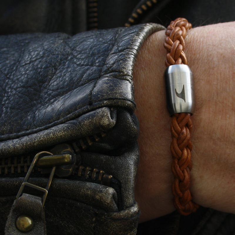 Leder-Armband-Herren-Fuerte-Cognac-geflochten-Edelstahlverschluss-getragen-wavepirate-shop-zo