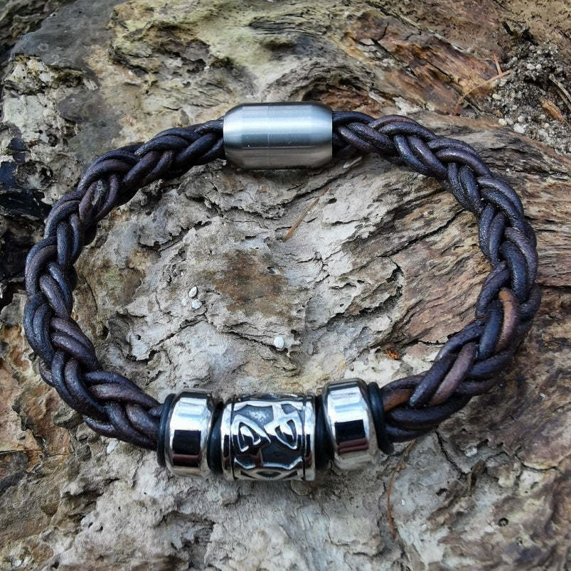 Leder-Armband-Herren-Fuerte-Shine-braun_-geflochten-Edelstahlverschluss-detail-wavepirate-shop-zo