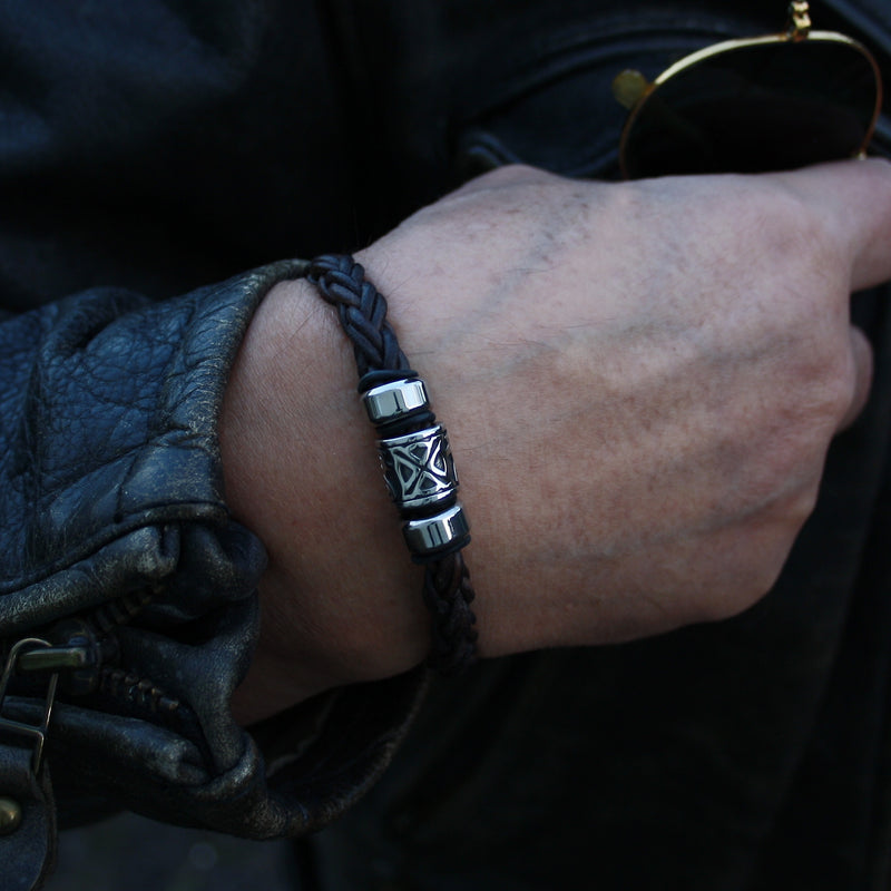 Leder-Armband-Herren-Fuerte-Shine-braun_-geflochten-Edelstahlverschluss-getragen-wavepirate-shop-zo