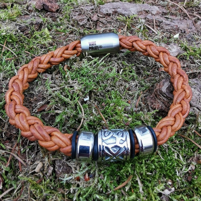 Leder-Armband-Herren-Fuerte-Shine-cognac-geflochten-Edelstahlverschluss-detail-wavepirate-shop-zo-1