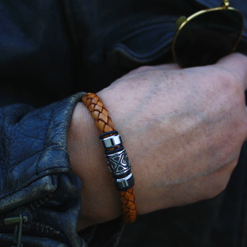 Leder-Armband-Herren-Fuerte-Shine-cognac-geflochten-Edelstahlverschluss-getragen-wavepirate-shop-f