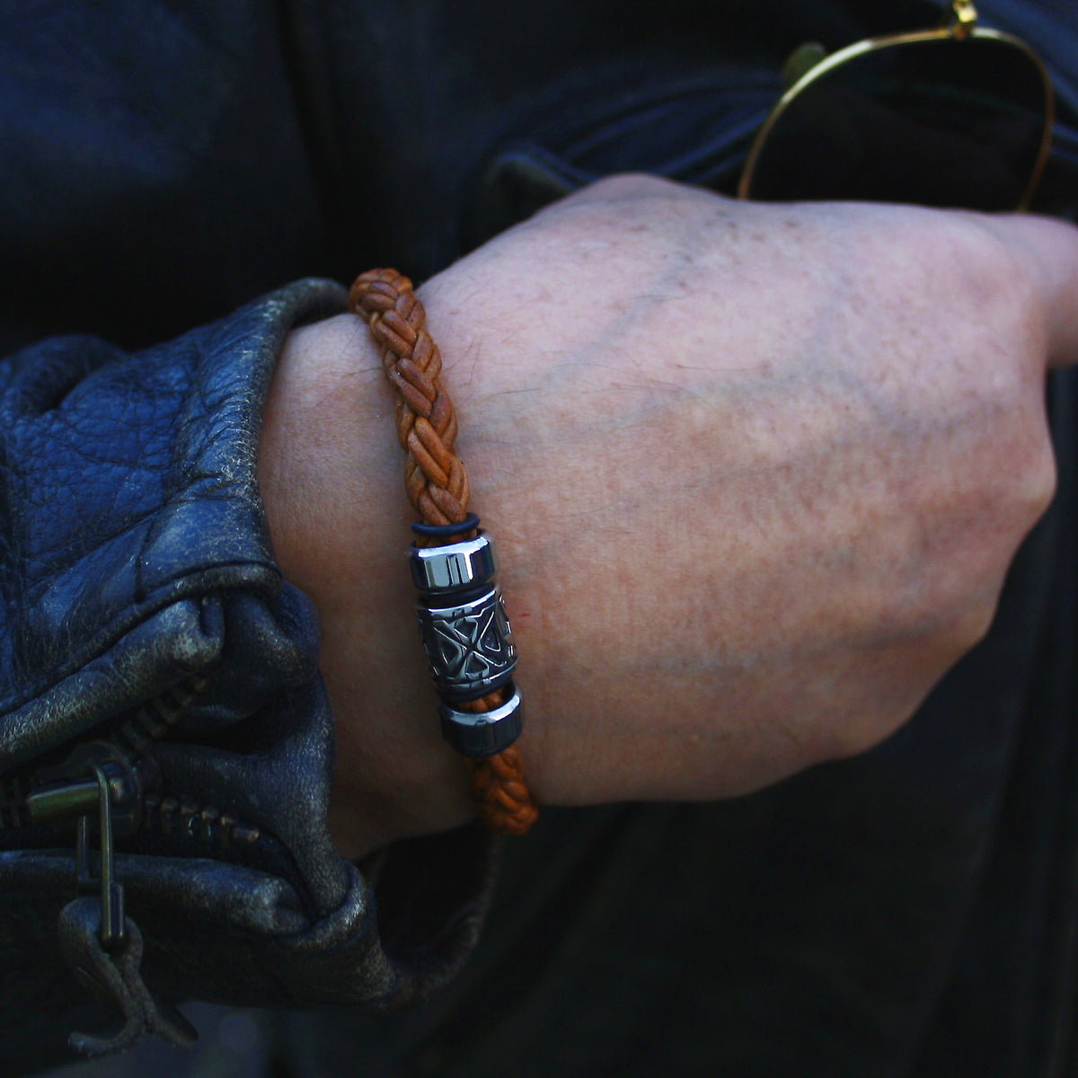 Leder-Armband-Herren-Fuerte-Shine-cognac-geflochten-Edelstahlverschluss-getragen-wavepirate-shop-zo