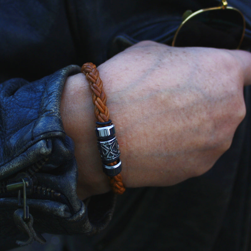 Leder-Armband-Herren-Fuerte-Shine-cognac-geflochten-Edelstahlverschluss-getragen-wavepirate-shop-zo