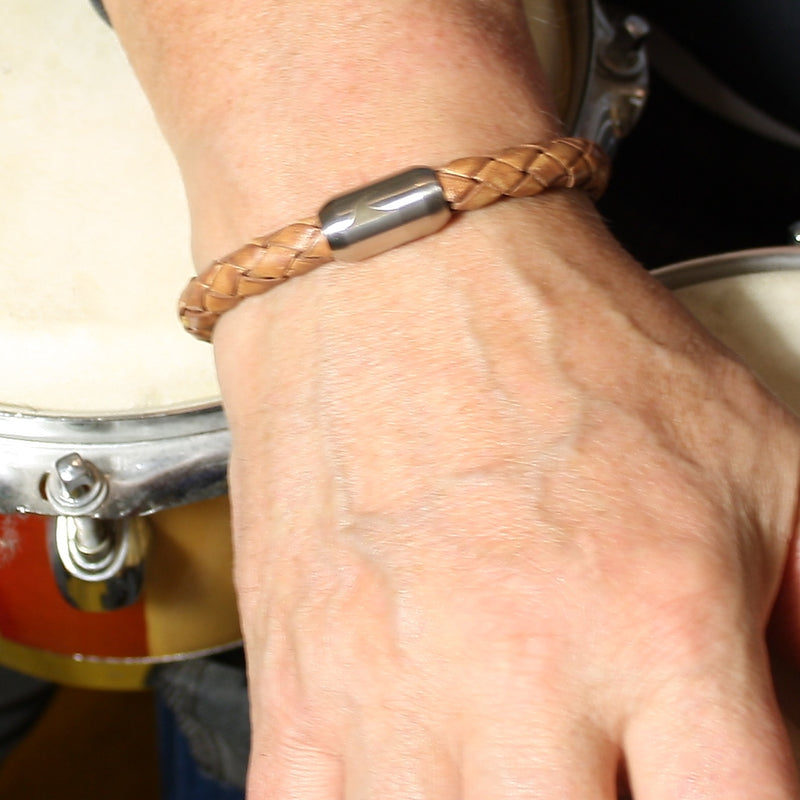Leder-Armband-Herren-Fuerte-cognac-geflochten-Edelstahlverschluss-getragen-wavepirate-shop-f
