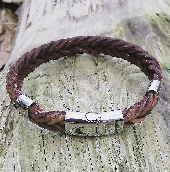 Leder-Armband-Herren-Groove-cognac-geflochten-Edelstahlverschluss-detail-wavepirate-shop-10