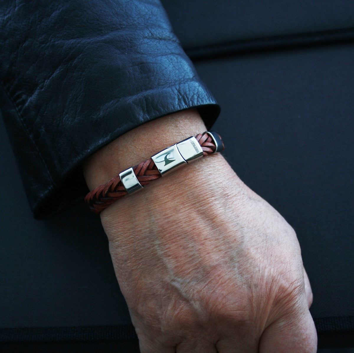 Leder-Armband-Herren-Groove-cognac-geflochten-Edelstahlverschluss-getragen-wavepirate-shop-10-1