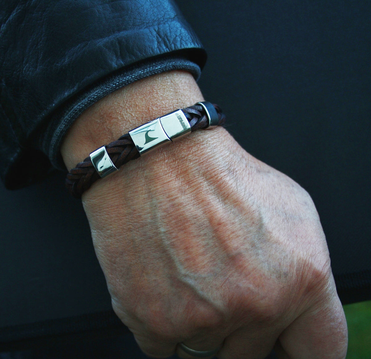 Leder-Armband-Herren-Groove-dunkelbraun-geflochten-Edelstahlverschluss-getragen-wavepirate-shop-10-1