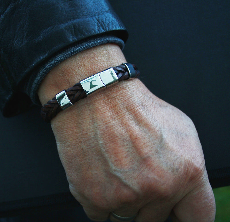 Leder-Armband-Herren-Groove-dunkelbraun-geflochten-Edelstahlverschluss-getragen-wavepirate-shop-10-1