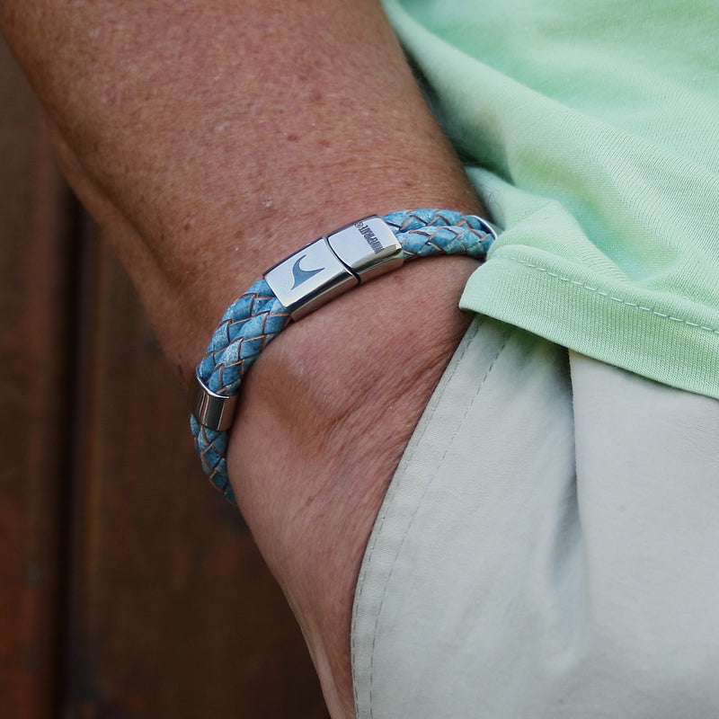 Leder-Armband-Herren-Groove-hellblau-geflochten-Edelstahlverschluss-getragen-wavepirate-shop-f