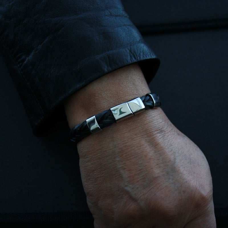 Leder-Armband-Herren-Groove-schwarz-geflochten-Edelstahlverschluss-getragen-wavepirate-shop-10-1