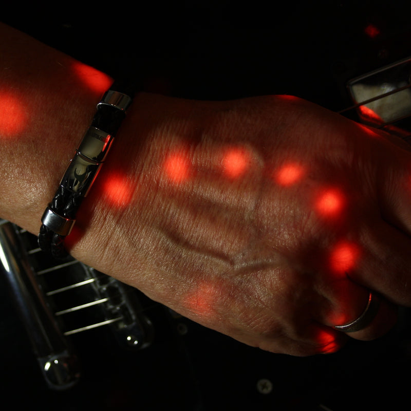 Leder-Armband-Herren-Groove-schwarz-geflochten-Edelstahlverschluss-getragen-wavepirate-shop-f-1