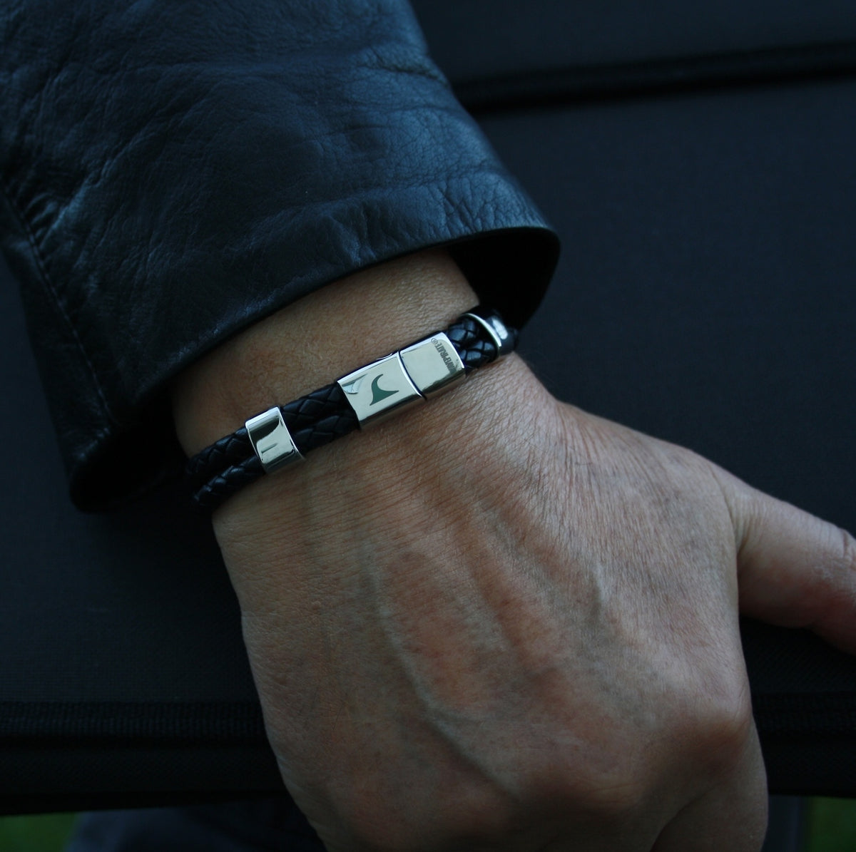 Leder-Armband-Herren-Groove-schwarz-geflochten-Edelstahlverschluss-getragen-wavepirate-shop-f