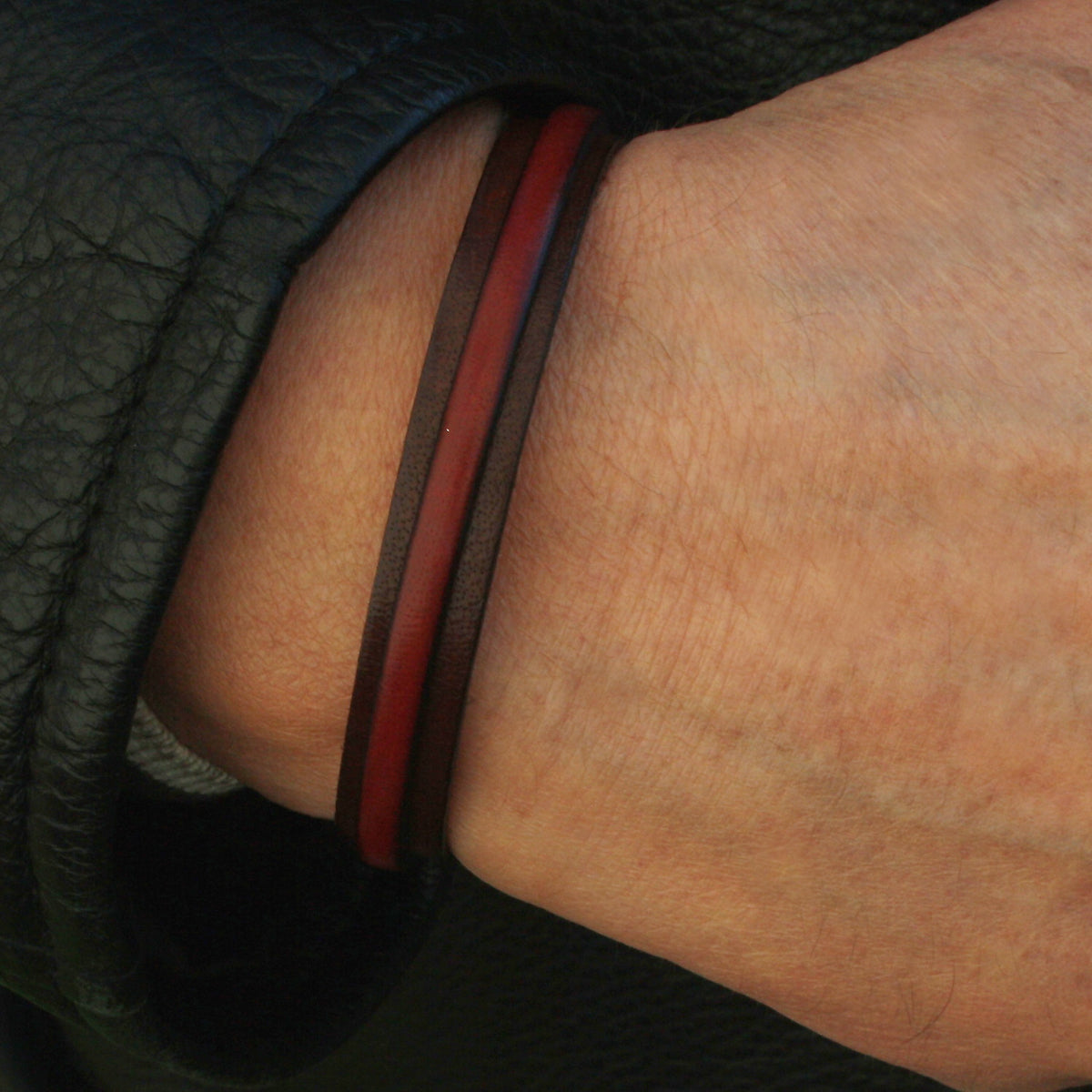Leder-Armband-Herren-Line-braun-mahagoni-flach-Edelstahlverschluss-getragen-wavepirate-shop-1