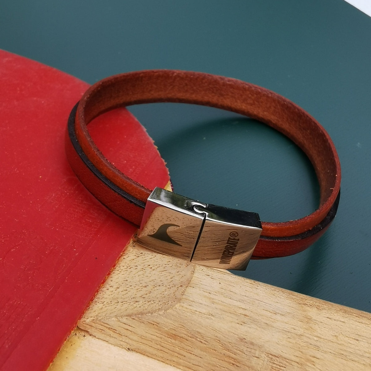 Leder-Armband-Herren-Line-cognac-mahagoni-flach-Edelstahlverschluss-detail-wavepirate-shop