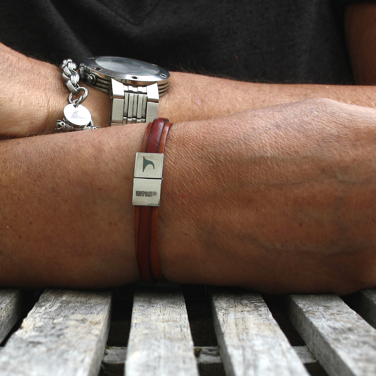 Leder-Armband-Herren-Line-cognac-mahagoni-flach-Edelstahlverschluss-getragen-wavepirate-shop