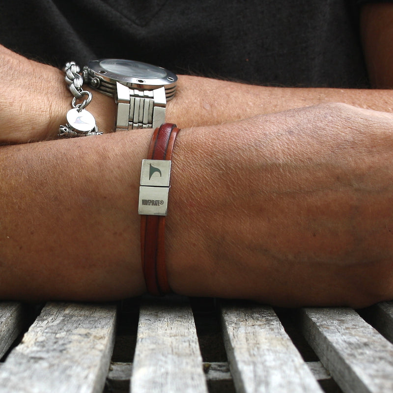 Leder-Armband-Herren-Line-cognac-mahagoni-flach-Edelstahlverschluss-getragen-wavepirate-shop