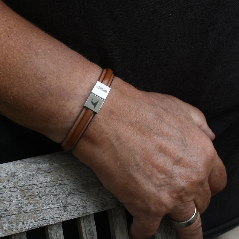 Leder-Armband-Herren-Line-creme-cognac-flach-Edelstahlverschluss-getragen-wavepirate-shop-1
