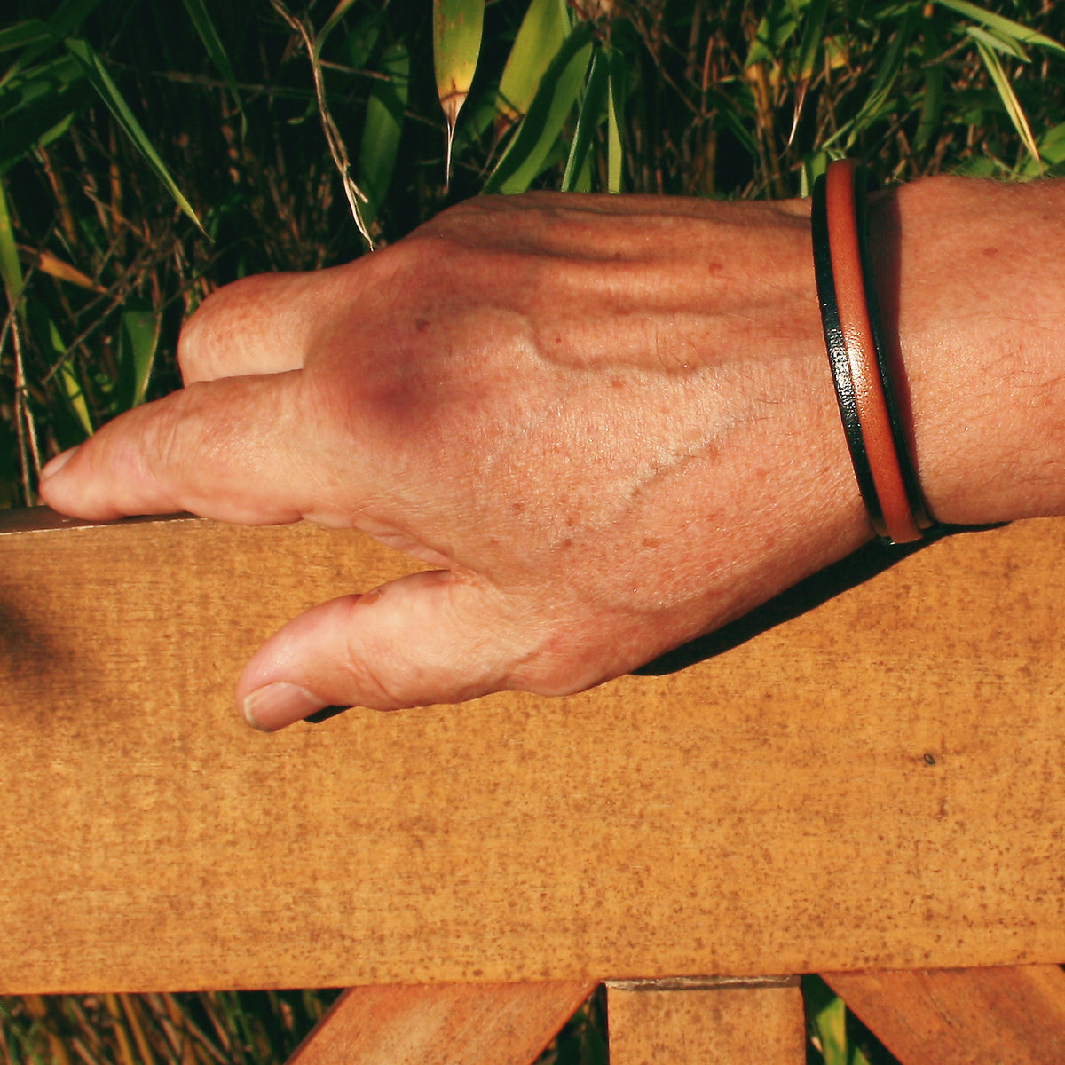 Leder-Armband-Herren-Line-schwarz-cognac-flach-Edelstahlverschluss-getragen-wavepirate-shop-1