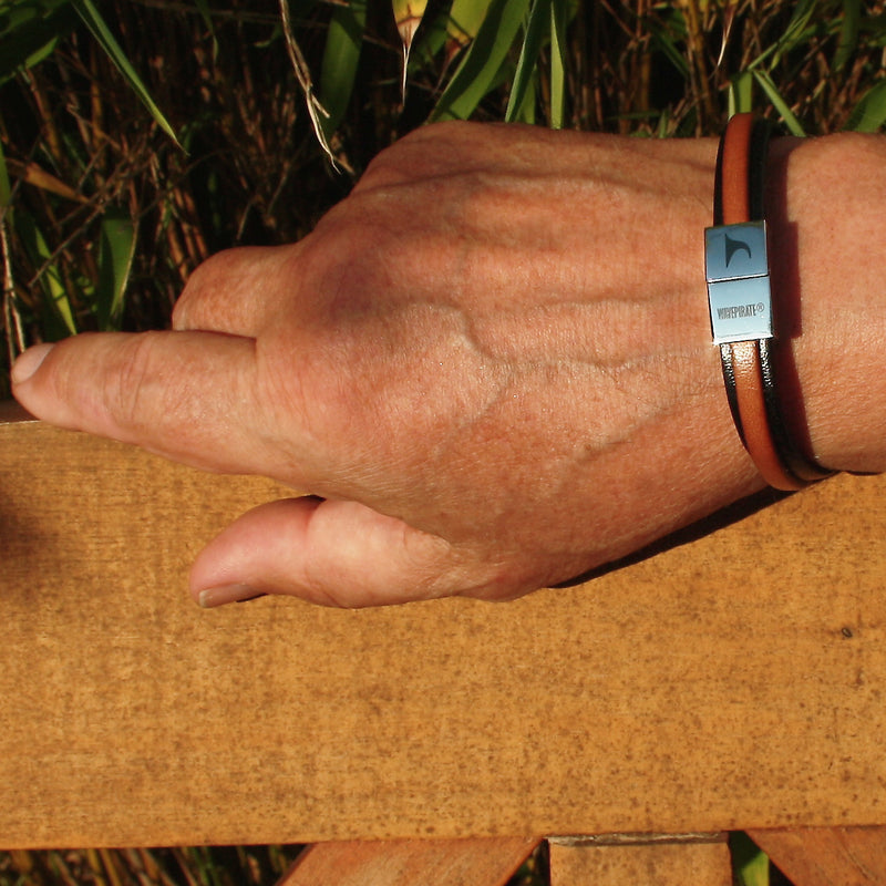 Leder-Armband-Herren-Line-schwarz-cognac-flach-Edelstahlverschluss-getragen-wavepirate-shop