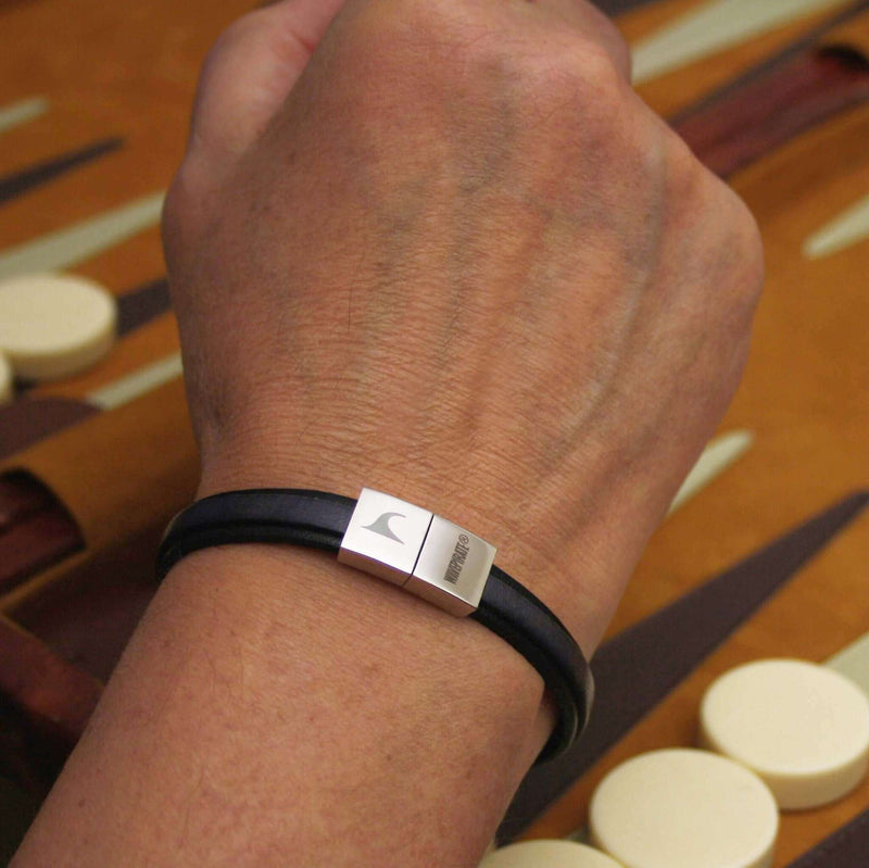 Leder-Armband-Herren-Line-schwarz-grau-flach-Edelstahlverschluss-getragen-wavepirate-shop-1