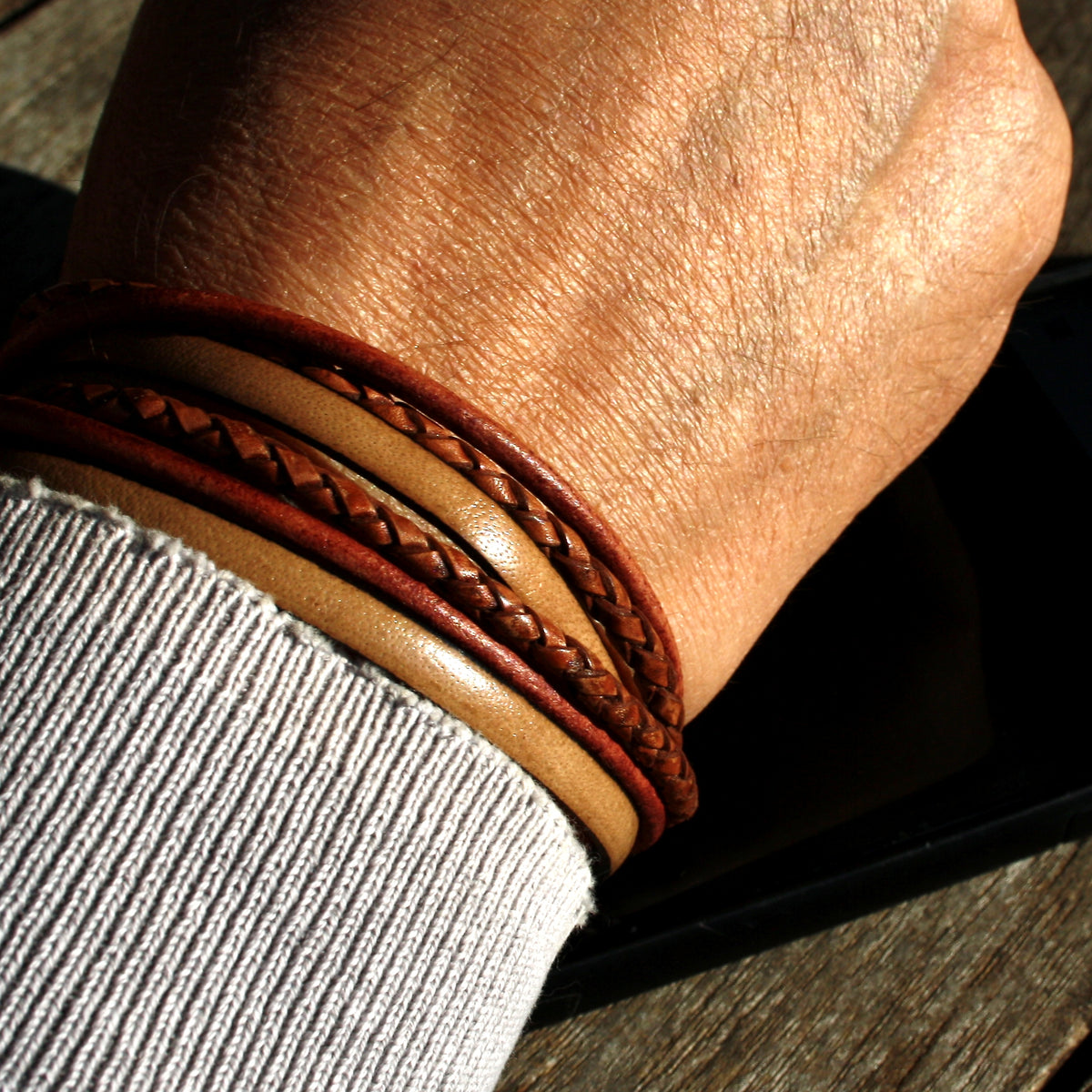 Leder-Armband-Herren-Mixed-cognac-elfenbein-rund-Edelstahlverschluss-getragen-wavepirate-shop-lf-1