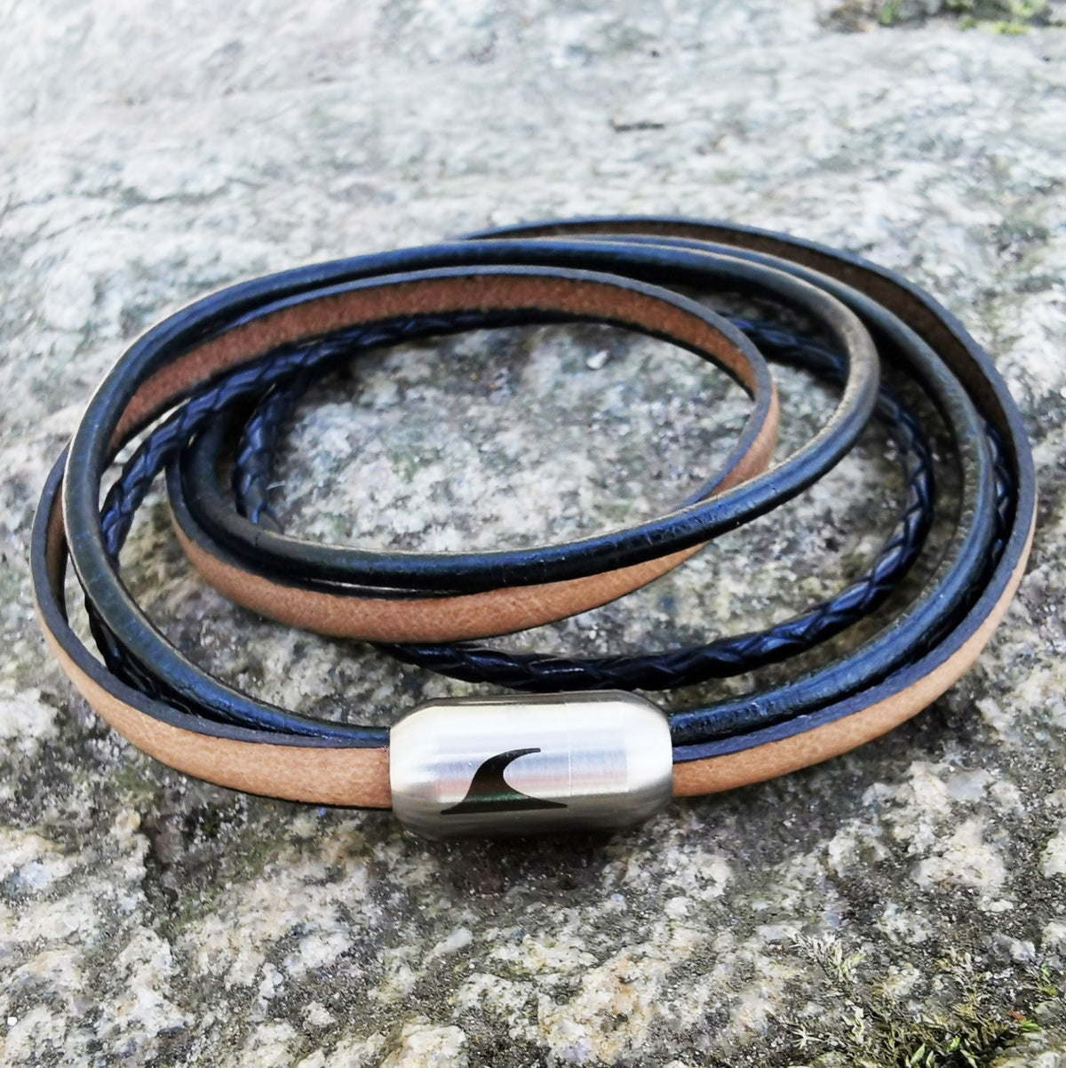 Leder-Armband-Herren-Mixed-schwarz-elfenbein-rund-Edelstahlverschluss-detail-wavepirate-shop-lf